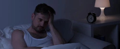 мужчина с бессонницей после запоя